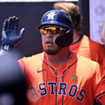 Isaac Paredes Brilla en la MLB: Dos Jonrones y un Lugar en la Historia