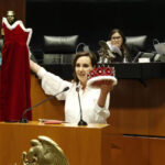 Lilly Téllez Regala Corona y Capa a Noroña: ‘Es el Reyezuelo de los Narco-políticos’