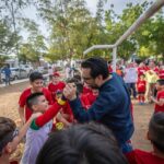 A petición de niños y madres, Juan de Dios Gámez se compromete a construir otra cancha de pasto sintético