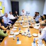 Gobernador Rocha recibe a familias desplazadas del sur de Sinaloa