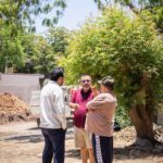 Juan de Dios Gámez visita colonia Emiliano Zapata donde se pavimentan dos calles más