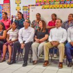 Secretaria Gloria Himelda Félix y Alcalde Menéndez viven la cultura yoreme y ofrecen a los niños seguir apoyándolos.