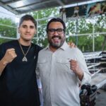Juan de Dios Gámez y Marco Verde dan mensaje motivacional a jóvenes deportistas en gimnasio de box “El Guillén”
