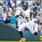 Randy Arozarena Brilla con Dos Jonrones en Victoria de los Mariners y Alcanza los 100 en Grandes Ligas