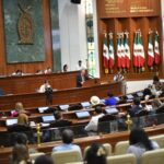Uso de uniforme neutro en planteles educativos genera controversia en el Congreso