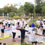Imparten clase de yoga para adultos mayores en el Parque Central