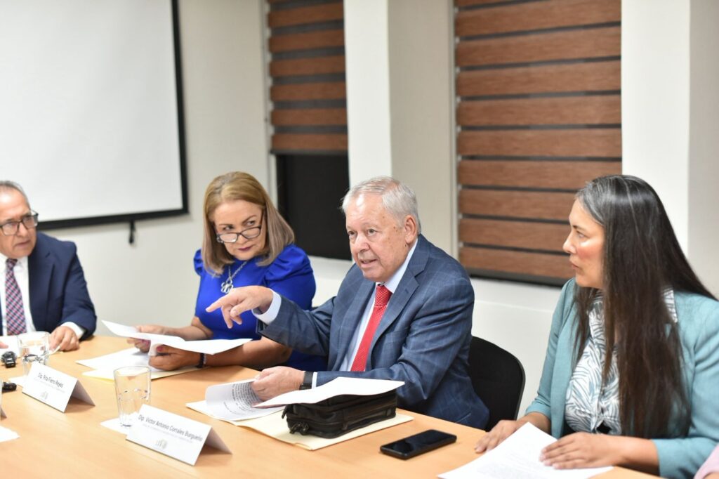 El diputado Víctor Antonio Corrales Burgueño participa en la reunión de la Comisión de Hacienda Pública y Administración.