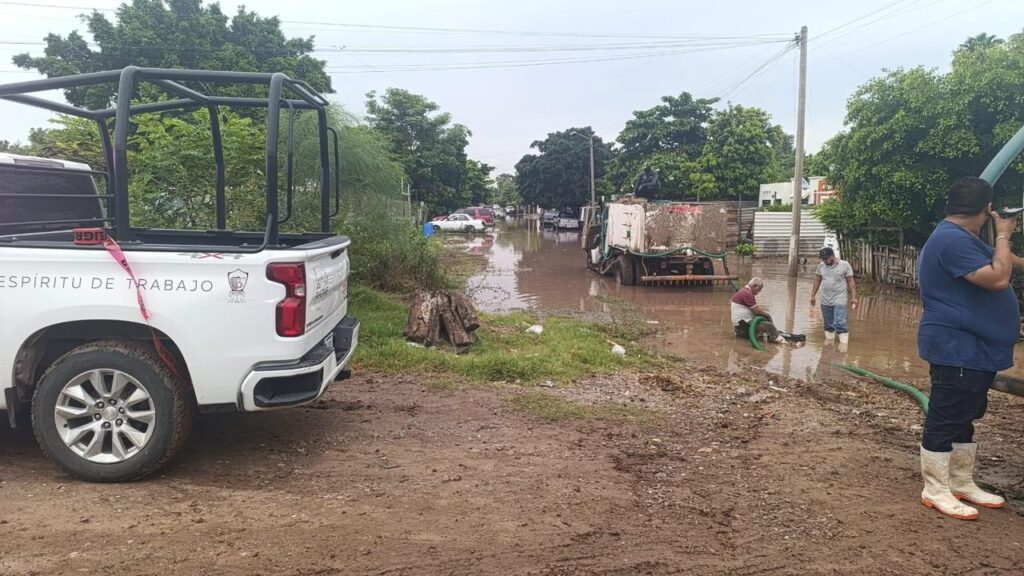 Protección Civil atiende afectaciones por lluvias en Los Mochis y comunidades rurales.