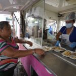 LA COCINA MÓVIL DE DIF SINALOA ATENDIÓ A MÁS DE 1 MIL 600 PERSONAS BRINDANDO ALIMENTO CALIENTE EN 5 HOSPITALES DE CULIACÁN.