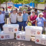 Equipa Sinaloa impulsa al sector pesquero de Mazatlán con entrega de hieleras