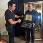 Chayanne deja huella en Ahome: recibe llave de la Cd.municipio y artesanía de la Danza del Venado.
