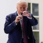 “Trump prevé una intervención militar en Chicago, mientras el gobernador de Illinois lo tilda de ‘aspirante a dictador'”