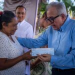 Gobernador Rocha Moya entregó apoyos a damnificados por lluvias en Juan José Ríos