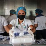 Entrega DIF Culiacán apoyo alimentario a familias del Hospital General a través de la cocina móvil Alajibua