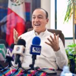 Intercambian Chayanne y Ahomenses llave de la Ciudad y huellas de las manos del artista.