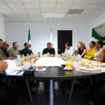 SSP Sinaloa, Economía, Turismo y Fuerzas Armadas se reúnen con empresarios, restauranteros, comerciantes y pescadores de Altata; acuerdan el reforzamiento de acciones preventivas y de proximidad de #RutaSegura