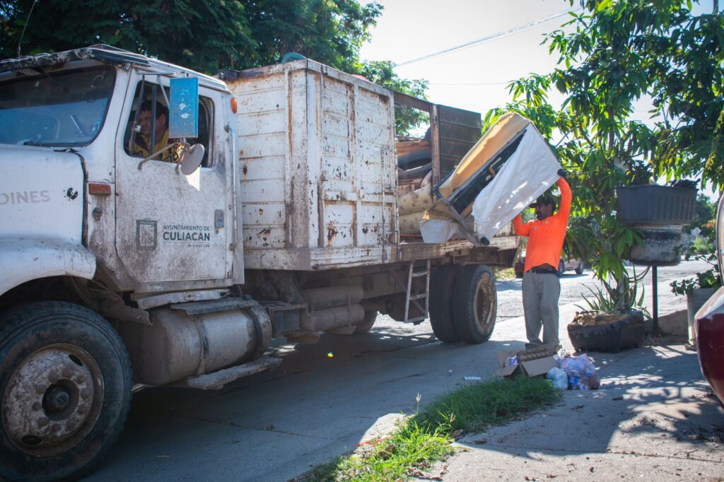 Realizan jornada de descacharrización en Lomas de San Isidro para prevenir el dengue