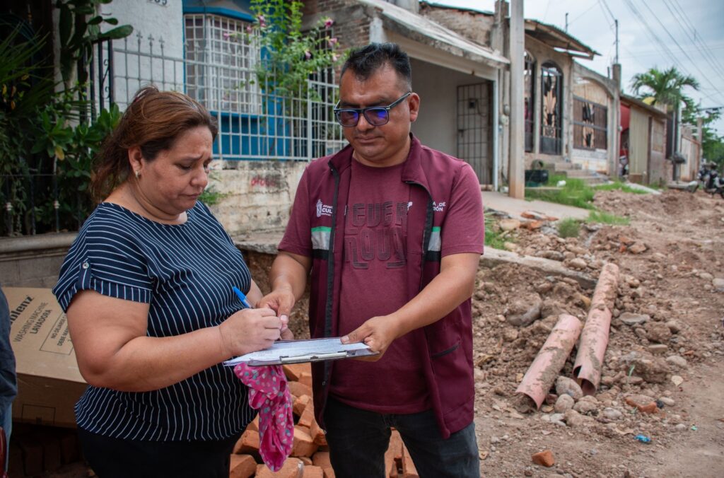 Supervisan vecinos avance y transparencia en obras de pavimentación en Culiacán