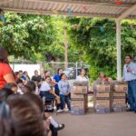 Juan de Dios Gámez cumple compromiso con Escuela Primaria de Casas Blancas, Higueras de Abuya