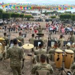 Cantan y bailan los rosarenses al son de la Banda de Música de la III Región Militar.