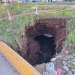Autoridades atienden de manera inmediata socavón en Blvd. Centenario y Niños Héroes