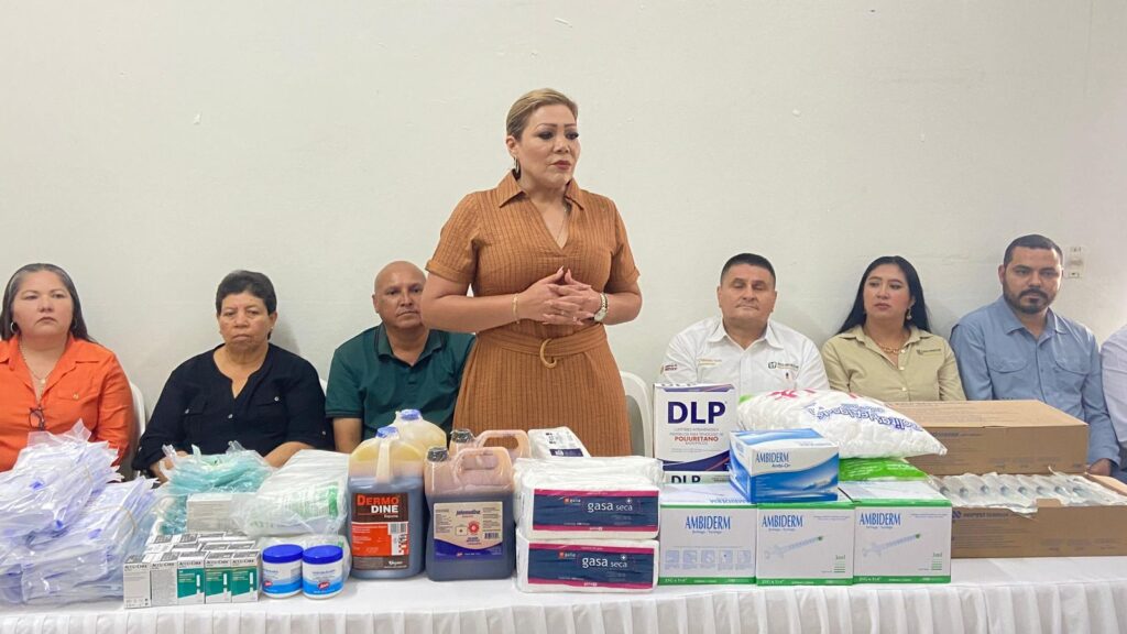 Claudia Valdez entrega insumos médicos al Hospital IMSS Bienestar Rosario.