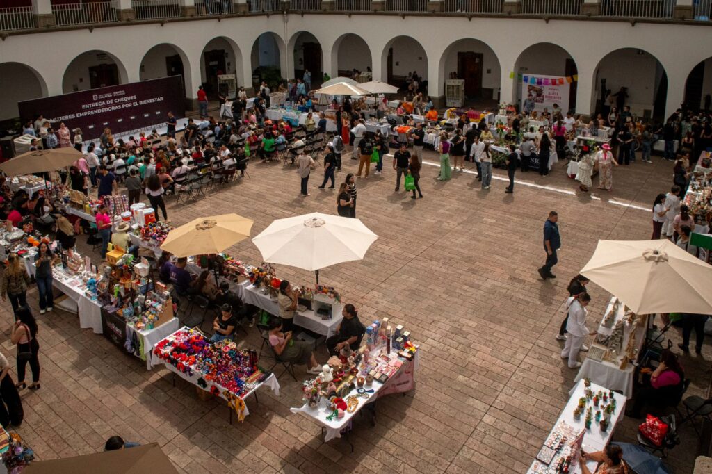 Emprendedoras locales dan vida al Bazar “Tradiciones de Otoño” en el Ayuntamiento