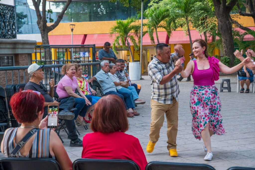 Tardes de Danzón llenan de elegancia y ritmo la Plazuela Álvaro Obregón