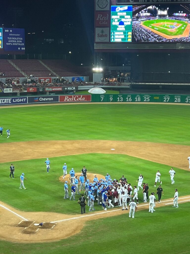 Tomateros completan barrida ante Charros con ofensiva de poder y noche tensa en el Estadio Tomateros