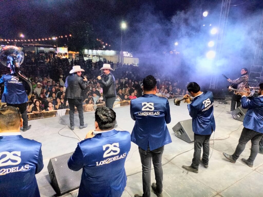 LOS 2 DE LA S EVOLUCIONAN Y REVOLUCIONAN EL ESCENARIO DEL TEATRO DEL PUEBLO