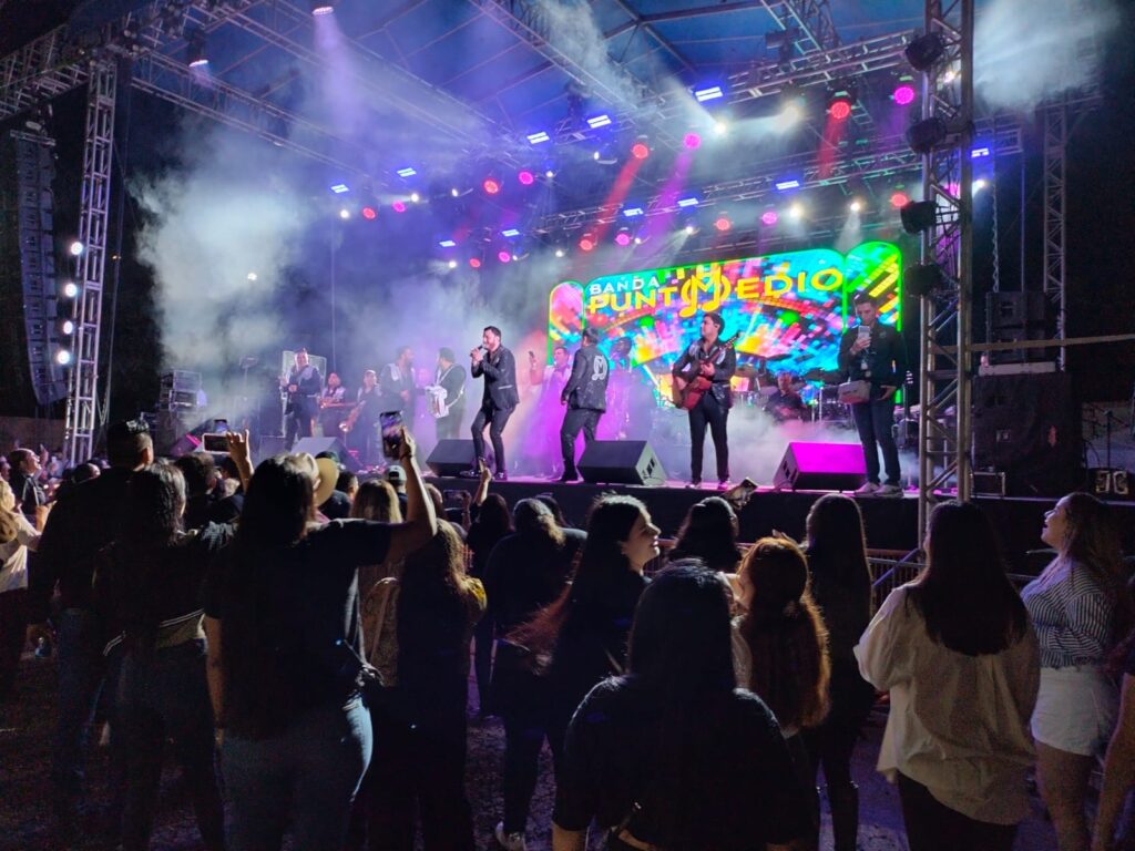 CUMBIA, BANDA Y MUCHO BAILE: EL TEATRO DEL PUEBLO SE CONVIERTE EN EL CORAZÓN FESTIVO DE LA EXPO GANADERA 2025