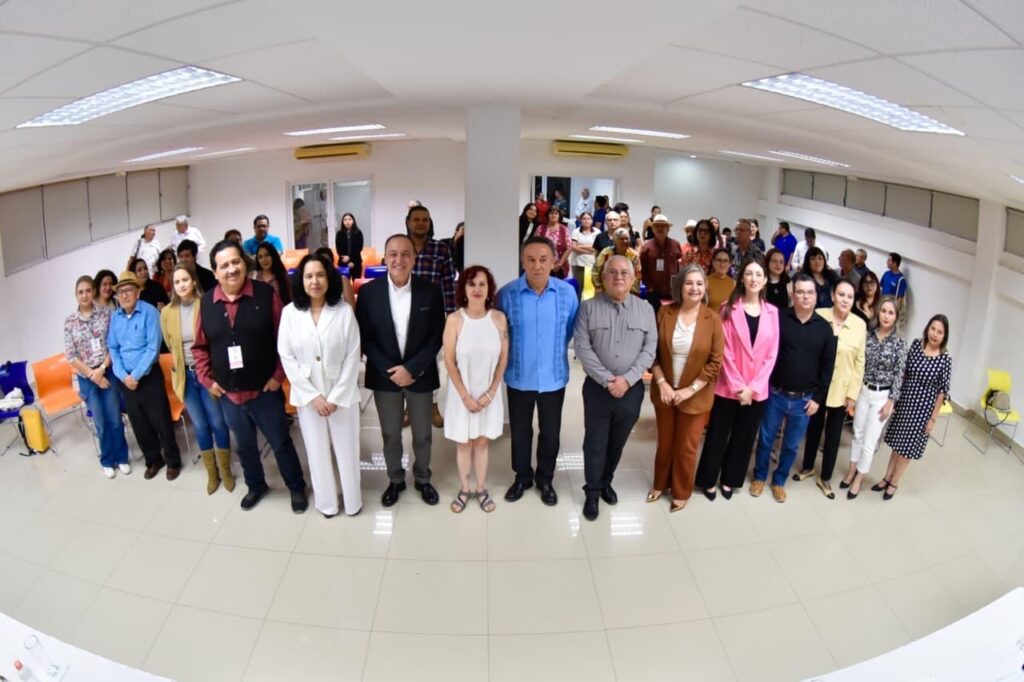 La poeta Roxana Elvridge-Thomas, recibe el Premio Nacional Letras de Sinaloa