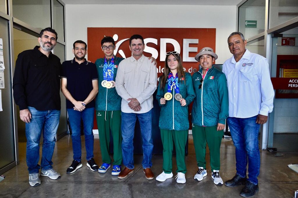 LLEGAN PARATLETAS CARGADOS DE MEDALLAS;LOS RECIBE EL DIRECTOR GENERAL DEL ISDE