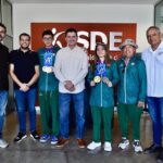 LLEGAN PARATLETAS CARGADOS DE MEDALLAS;LOS RECIBE EL DIRECTOR GENERAL DEL ISDE