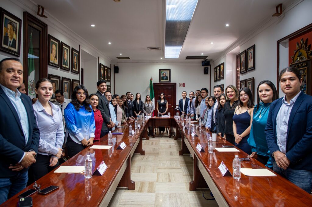 Jóvenes toman protesta y presentan agenda innovadora en el Cabildo Juvenil 2025