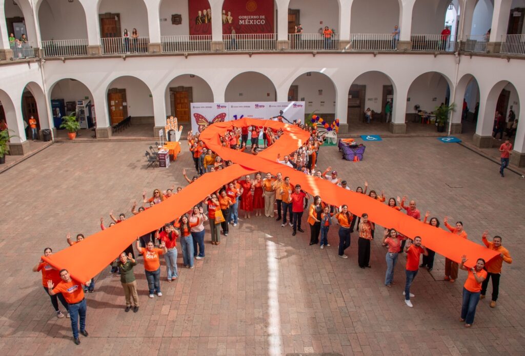 Forman lazo naranja gigante en el Ayuntamiento de Culiacán como símbolo de la campaña “16 Días de Activismo”