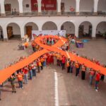 Forman lazo naranja gigante en el Ayuntamiento de Culiacán como símbolo de la campaña “16 Días de Activismo”