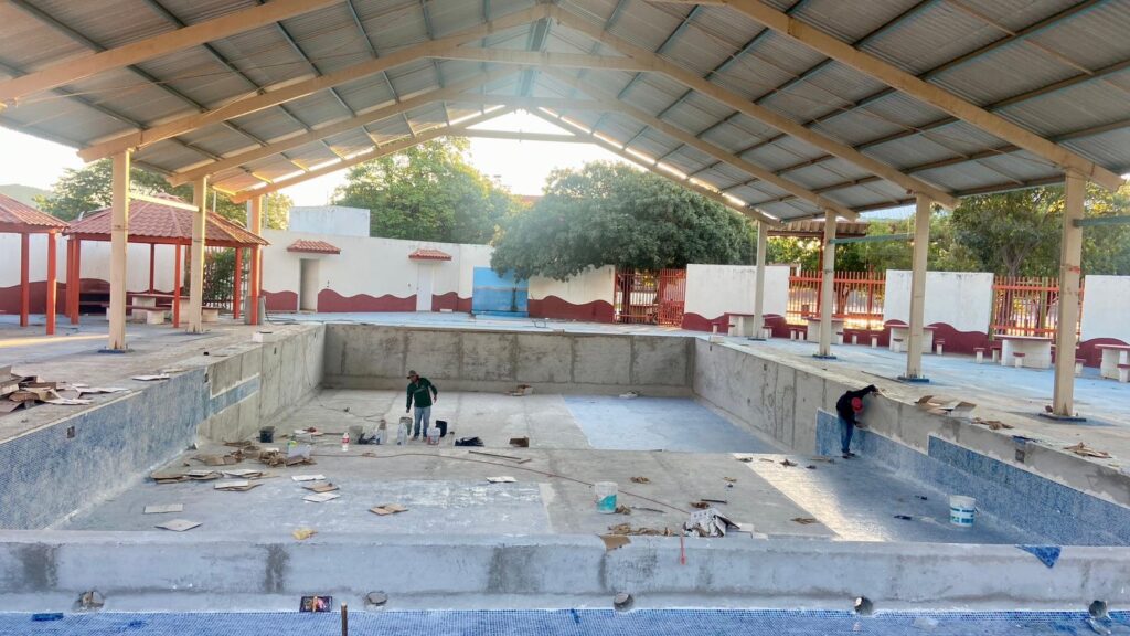 Claudia Valdez pone en marcha la rehabilitación de la Alberca Municipal.