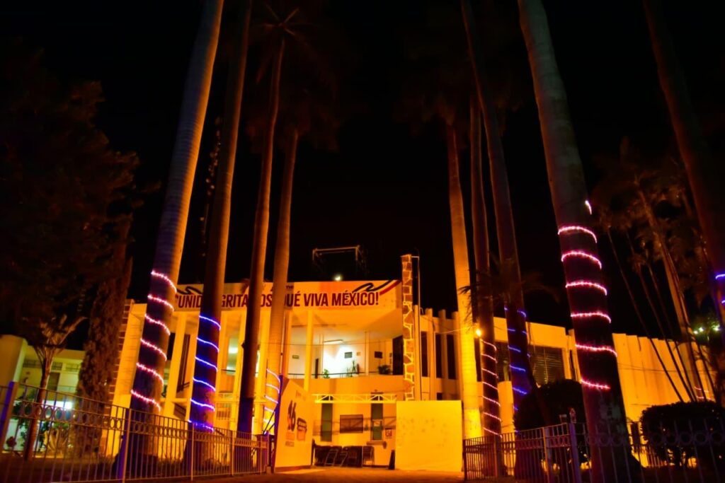 Iluminan de naranja el Palacio Municipal para reforzar el llamado a erradicar la violencia de género