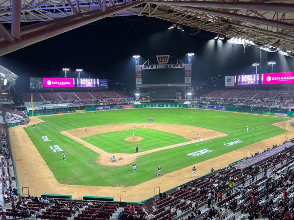 Tomateros imponen poder en casa y vencen 10-3 a Jaguares en histórico primer choque en Culiacán