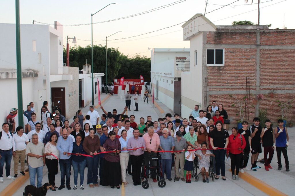 Alcalde Jorge Rosario Bojórquez entrega pavimentación e iluminación en la avenida Sinaloa
