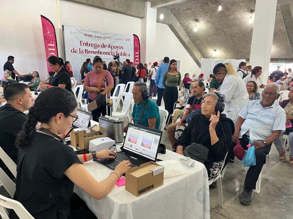 Reciben rosarenses aparatos auditivos.