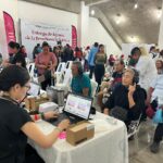 Reciben rosarenses aparatos auditivos.