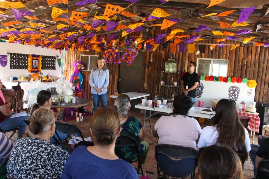 Impulsan el autoempleo de mujeres en Alcoyonqui con capacitación para elaboración de velas