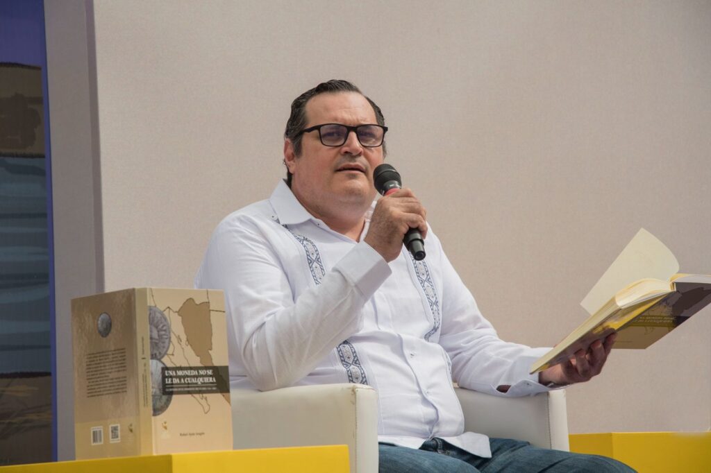 Rafael Ayala presenta su libro sobre la historia monetaria del noroeste en la FIL Culiacán 2025