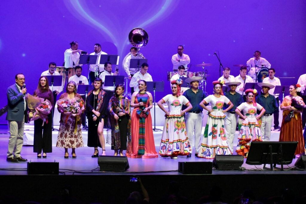 Flores de Amapa llenan de alegría y color al Teatro Ingenio