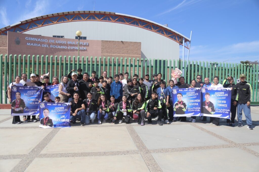 Los reciben como lo queson; unos campeones