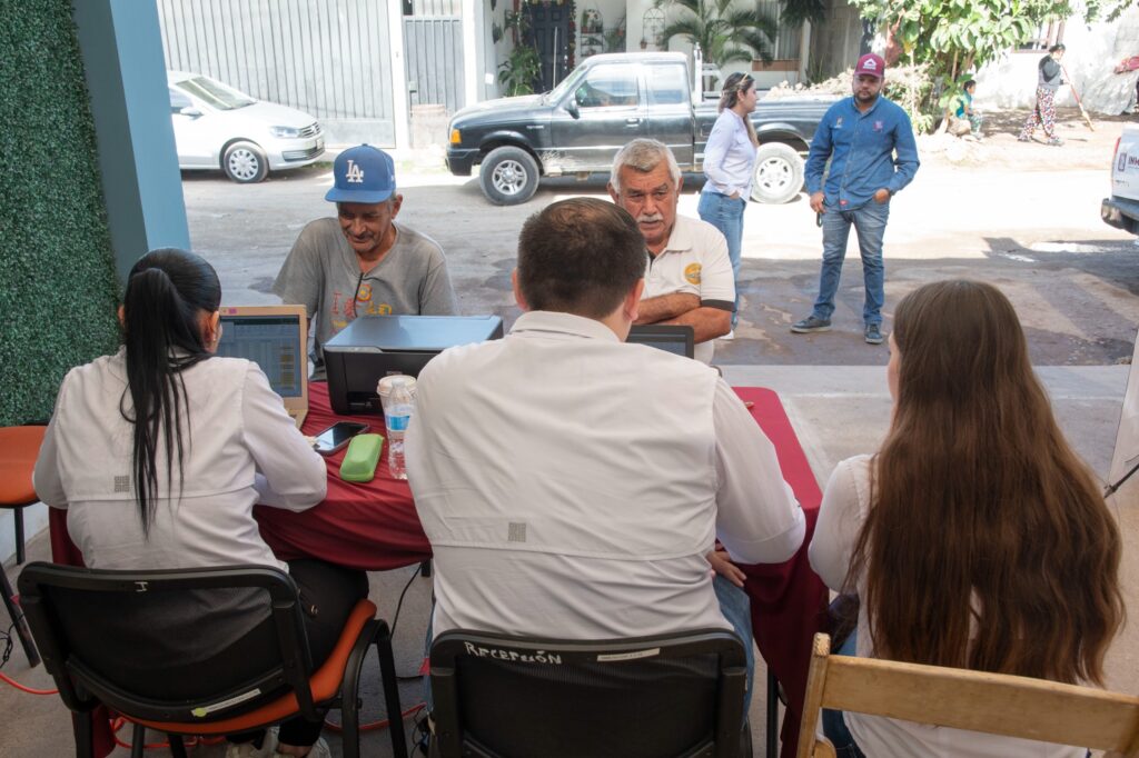 Brigada “Papelito Habla” acerca servicios de INMUVI a vecinos de Rincón del Parque