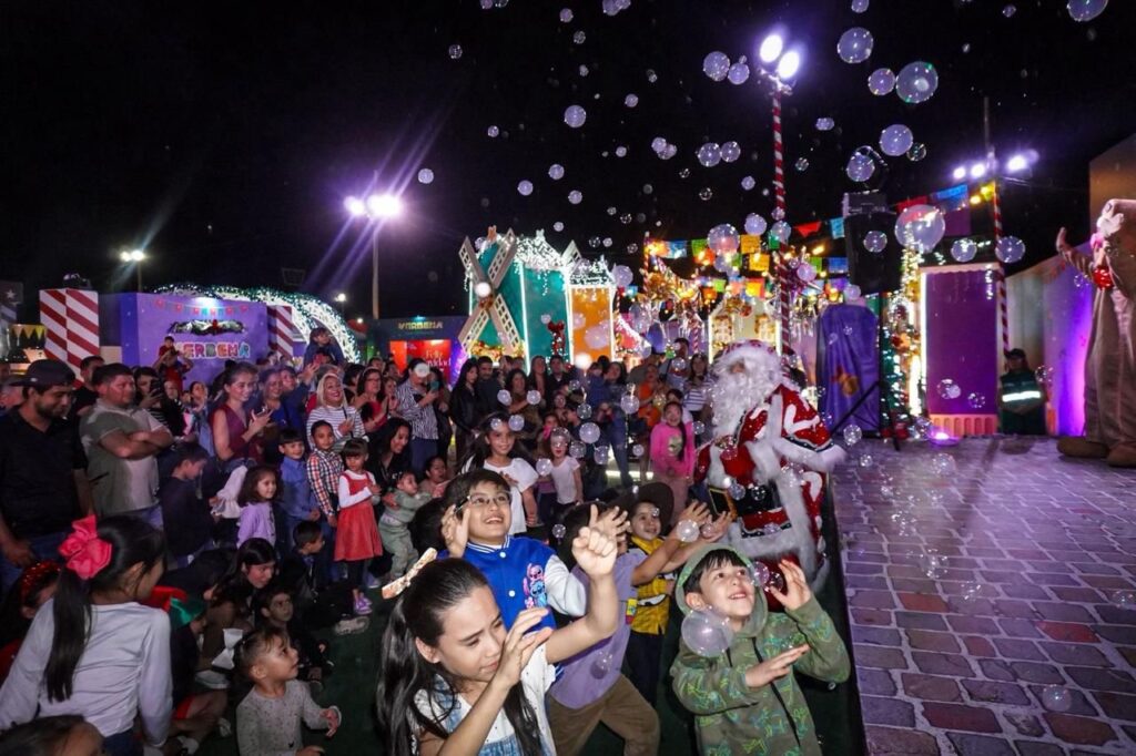Chicos y grandes disfrutan del mágico show navideño en la Verbena Culiacán 2025