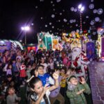 Chicos y grandes disfrutan del mágico show navideño en la Verbena Culiacán 2025